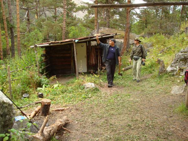 Охотничья избушка в горах , здесь пока невысоко 1900над ур. моря... Дальше пешком, охота проходит на 2900- 3500...
