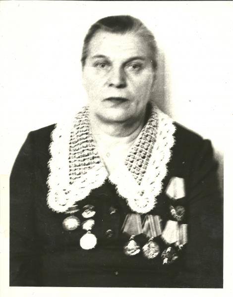 Моя бабушка Кузнецова (Зубар-Ткачук) Клавдия Федоровна, уроженка с.Вача Нижегородской области. Войну закончила в Кенгисеппе в должности полковая медсестра, ушла в 84 года майор мед.службы в отставке.